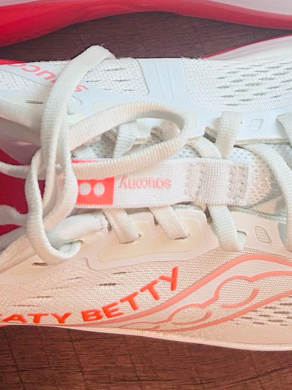 Saucony Guide 18,Woman’s Sweaty Betty White/Pink Athletic Running Shoes, Size 11 - Picture 9 of 16